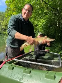 Sebastian mit Hecht Frau Holle Teich